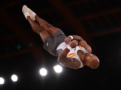 Ray Zapata compite en el ejercicio de suelo de gimnasia artística, durante la final de los Juegos Olímpicos 2020 en el centro Ariake de Tokio.