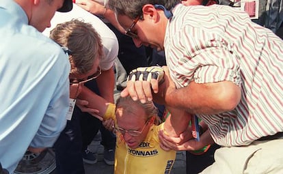 Fignon, levantado del suelo tras perder el Tour de 1989 por ocho segundos.