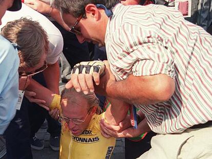 Fignon, levantado del suelo tras perder el Tour de 1989 por ocho segundos.