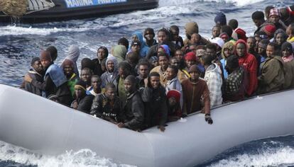 Inmigrantes rescatados por la Marina italiana cerca de Lampedusa, en noviembre.
