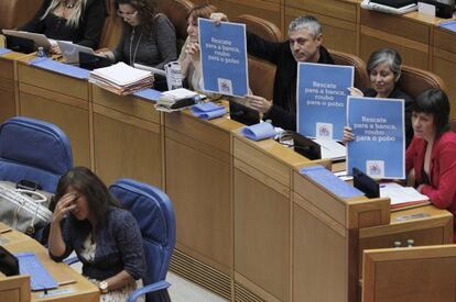 Los diputados del BNG muestran carteles pidiendo un refer&eacute;ndum sobre el rescate 