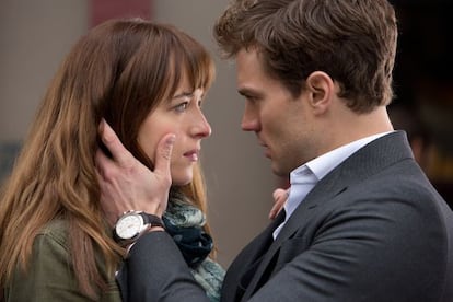 Dakota Johnson y Jamie Dornan en '50 sombras de Grey'.