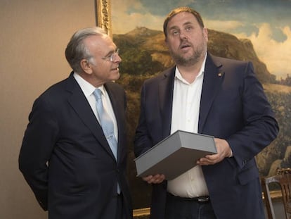 Junqueras sosté un exemplar d'una obra de Camilo José Cela que li va regalar el president de la Fundació La Caixa, Isidre Fainé.