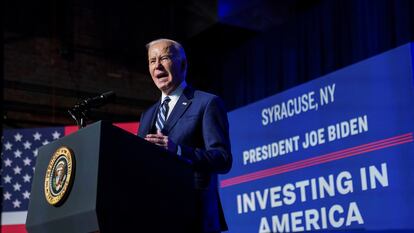 El presidente de Estados Unidos, Joe Biden, pronuncia un discurso durante su visita al Museo Milton J. Rubenstein de Ciencia y Tecnología en Syracuse, Nueva York.