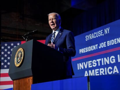 El presidente de Estados Unidos, Joe Biden, pronuncia un discurso durante su visita al Museo Milton J. Rubenstein de Ciencia y Tecnología en Syracuse, Nueva York.