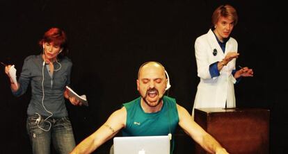 Tres de los intérpretes de 'Archipiélago Dron' durante la función.
