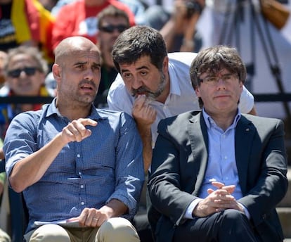 Con Guardiola se cumple ese refr&aacute;n tan espa&ntilde;ol de: &ldquo;&eacute;ramos pocos, y pari&oacute; la abuela&rdquo;. Si los ultranacionalistas catalanes ya ten&iacute;an a un excantautor venido a menos, y a alguna contertulia del coraz&oacute;n, les faltaba un exfutbolista para el puzle surrealista de tratar de seguir vendiendo el victimismo inventado y el insulto al resto de Espa&ntilde;a. El mismo jugador que se hizo famoso defendiendo la camiseta de la selecci&oacute;n espa&ntilde;ola -y que con eso potenci&oacute; su cach&eacute; futuro de cara al exterior- agradece los servicios prestados y el dinero recaudado con dicha labor, difamando al Estado de derecho. Regateando el bal&oacute;n no era especialmente un crack, pero mintiendo y falseando, parece que puede tener un poco m&aacute;s de futuro. Pobre Guardiola: con lo que ha viajado por el mundo, para terminar convertido en un min&uacute;sculo ultranacionalista radical en sus insultos a Espa&ntilde;a.