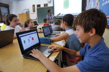 LOS NI&Ntilde;OS DEL COLEGIO DE SANTA MARIA  DE VALENCIA USANDO ORDENADORES GOOGLE CHROMEBOOKS