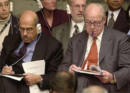 Mohamed el Baradei (izquierda) y Hans Blix repasan sus informes minutos antes del inicio de la sesión en el Consejo de Seguridad.