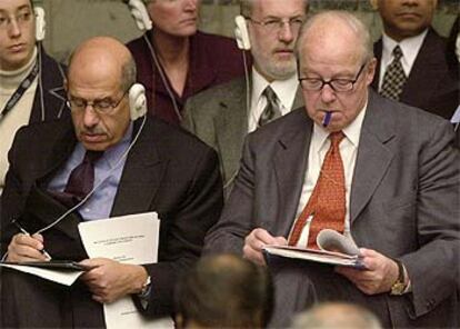 Mohamed el Baradei (izquierda) y Hans Blix repasan sus informes minutos antes del inicio de la sesión en el Consejo de Seguridad.