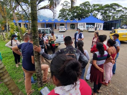 Fotografía cedida por la Defensoría del Pueblo de habitantes reunidos con integrantes de la Defensoría del Pueblo en Puerto Leguízamo (Colombia).