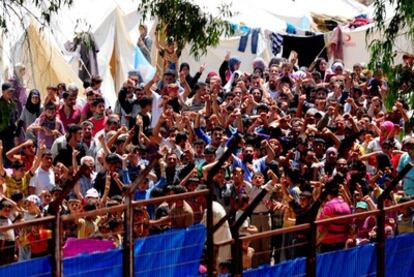 Ciudadanos sirios, en un campo de refugiados en la frontera con Turquía.