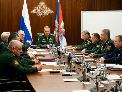 El ministro de defensa ruso, Serguei Shoigú, preside una reunión con altos mandos del Ejército en una  imagen distribuida el 26 de marzo de 2022 por el Ministerio de Defensa ruso.