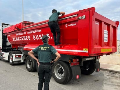 Dos guardias civiles inspeccionan el 26 de mayo un camión en la frontera de Ceuta, dentro de la fase piloto para la futura apertura de una aduana comercial.