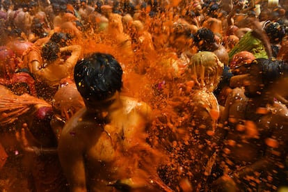 Celebración del Huranga, un día después del Holi,en el templo de Daujit en Baldeo este viernes. El festival Holi se celebra cada año en una fecha diferente, dependiendo de la última luna llena del mes lunar hindú Phalguna, el undécimo de su calendario (suele caer entre finales de febrero y mediados de marzo). 