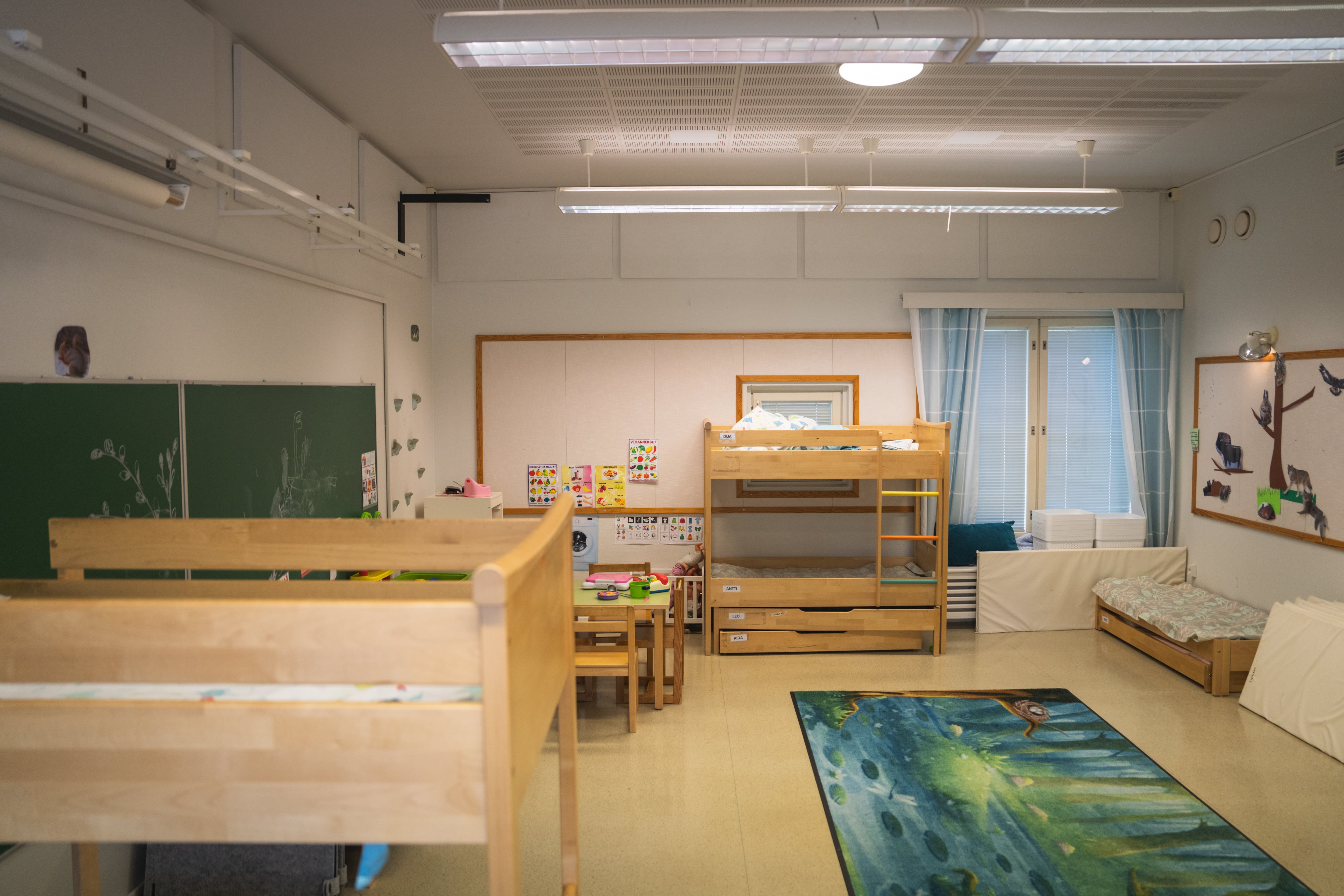 Aula de la escuela infantil pública de Helsinki Päiväkoti Viekko, que tiene camas para que los críos duerman la siesta.