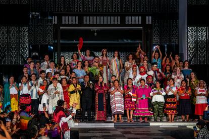 La foto final con los creadores y modelos que participaron en la gala inaugural. 