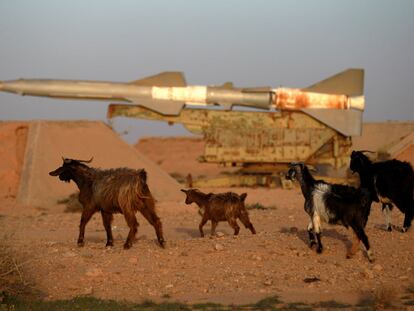 Misil tierra-aire en la base de la Fuerza Aérea en Tobruk, tomada por los rebeldes.