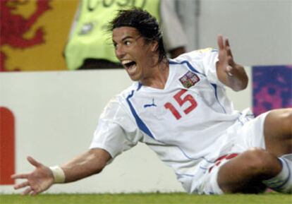 El jugador checo Milan Barros celebra su primer gol a los daneses.