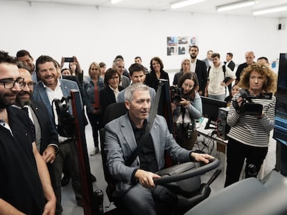 El consejero de Educación, Josep Gonzàlez-Cambray, en la visita a un instituto, este jueves.