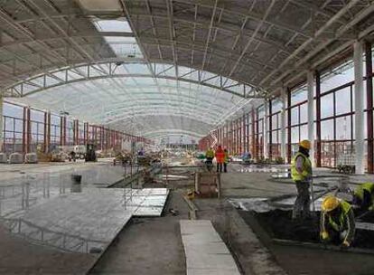 Unos operarios trabajan en la construcción de la nueva Terminal Sur de El Prat.