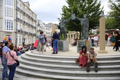 Vista de la Plaza Mayor de Lugo, donde se situan dos figuras romanas en homenaje a la fundación de la ciudad.