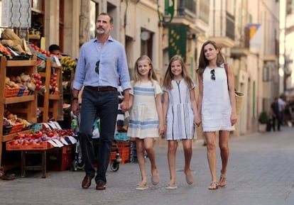 El rey Felipe VI y la reina Letizia pasean junto a sus hijas, las infantas Leonor y Sofía, por la localidad de Soller, Mallorca, el 6 de agosto de 2017. 
