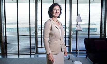 Ana Botín, presidenta del Banco Santander, en su despacho.