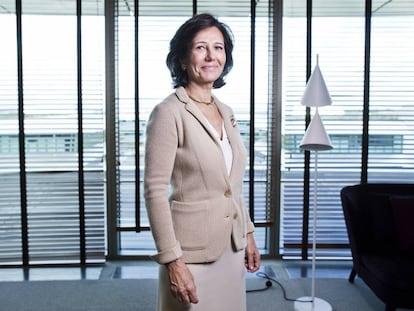 Ana Botín, presidenta del Banco Santander, en su despacho.