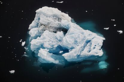 Un iceberg flota en un fiordo cerca de la ciudad de Tasiilaq, el 24 de junio de 2018.