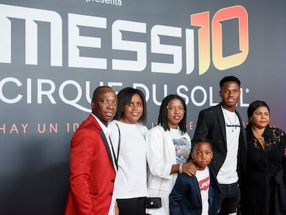 Ansu Fati (segundo por la derecha) con sus padres y sus hermanos en octubre de 2019 en Barcelona.