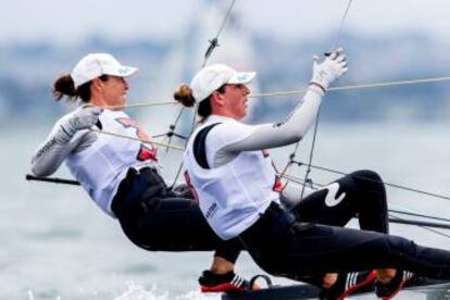 Tamara Echegoyen (I) y Paula Barceló, en una de las regatas del Mundial de Australia.