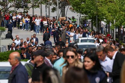 La gente forma una fila frente a un colegio electoral, en Ankara este domingo.