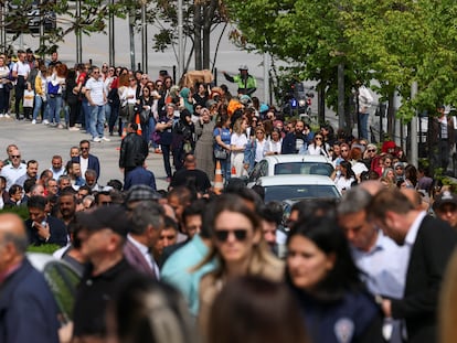 La gente forma una fila frente a un colegio electoral, en Ankara este domingo.