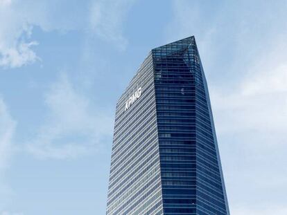 El logo de KPMG en el edificio Torre de Cristal, situado en el Paseo de la Castellana de Madrid.