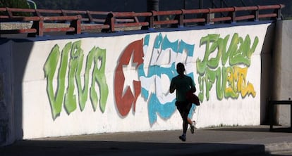 Jovem corre pelas ruas de Havana.