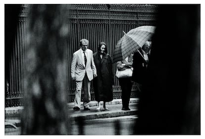 Woody Allen y Soon Yi, hija adoptiva de la exmujer del director, Mia Farrow, y que años después se convertiría en su esposa. La pareja pasea por las Tullerías, París, Octubre de 1994.