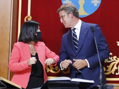 El presidente de la Xunta, Alberto Núñez Feijóo, tras jurar el cargo en presencia de la ministra de Polñitica Territorial, Carolina Darias, durante la ceremonia de toma de posesión en el Parlamento gallego.