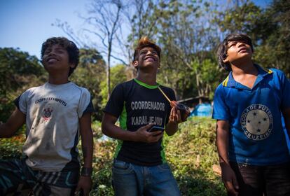 Segundo as lideranças guaranis, o acesso à internet e ao telefone celular é uma das maneiras de a comunidade "se munir para lutar por seus direitos".