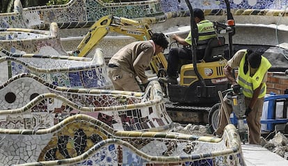 Obras en la plaza Naturaleza del parque Güell