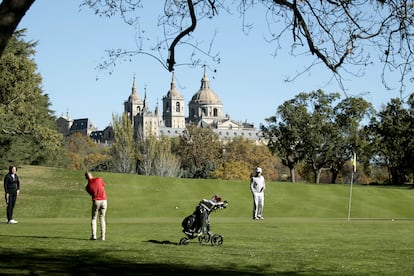 Una experiencia única: patear la bola en el Club de Golf La Herrería, en San Lorenzo del Escorial. Como testigo, el monasterio.