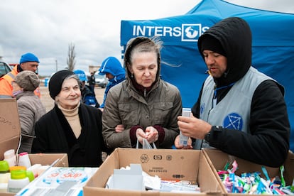 Aza Naruskaia cogía pasta de dientes junto a su madre en el punto de asistencia humanitaria de la localidad de Palanca