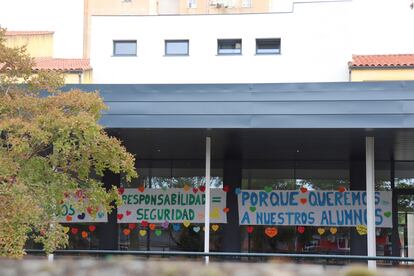 Pancartas, este miércoles, en la fachada del colegio Alba Plata de Cáceres.