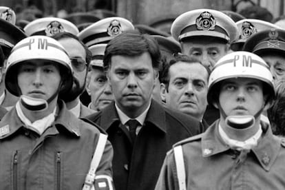 Madrid, 30 de enero de 1984. Felipe González, presidente del Gobierno, entre dos policías militares durante el funeral del teniente general Guillermo Quintana Lacaci, asesinado por ETA el día anterior.