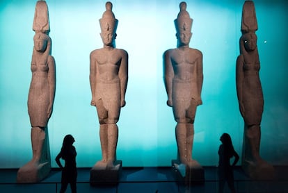 Un visitante frente a las estatuas del rey Ptolemy II y Arsinoe de alrededor de 283-246 a. C., en la exposición mundos perdidos del Antiguo Egipto en el Museo británico en Londres.