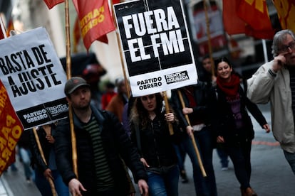 Manifestantes argentinos protestam contra o FMI em Buenos Aires.