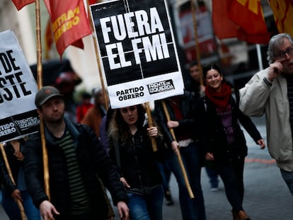 Protesto de argentinos contra acordo entre o país e o FMI para refinanciamentos das dívidas nacionais, em imagem de 2018