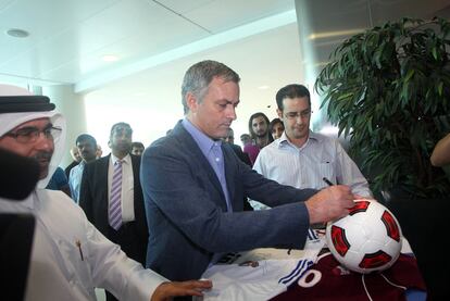 El entrenador portugués firmó una pelota y una camiseta del Real Madrid antes de acabar la visita.