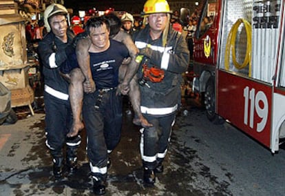 Los bomberos rescatan a los heridos del incendio de Taipei.