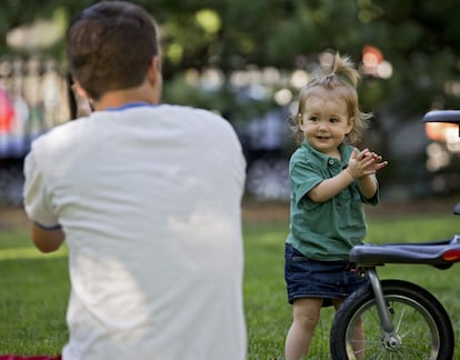 Padre e hija juegan en un parque público en Boston (EE UU).